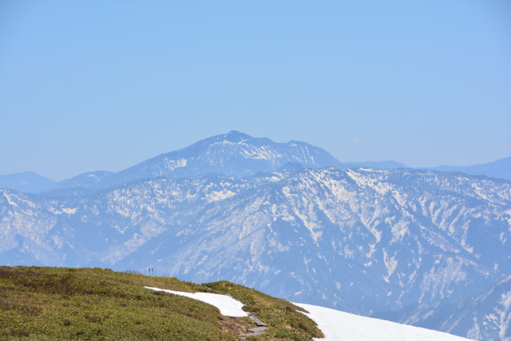 春（残雪期）の巻機山山頂から眺める燧ヶ岳