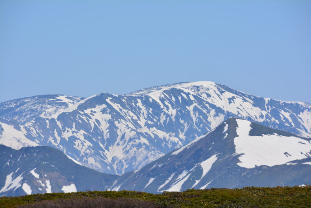 春（残雪期）の巻機山山頂から眺める平ヶ岳