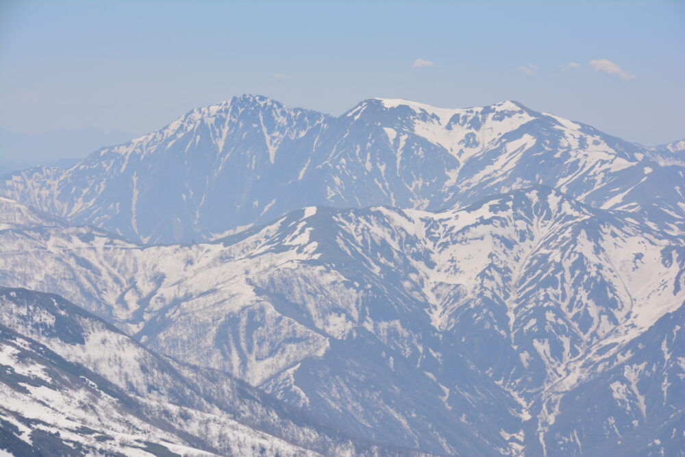 春（残雪期）の巻機山山頂から眺める谷川岳