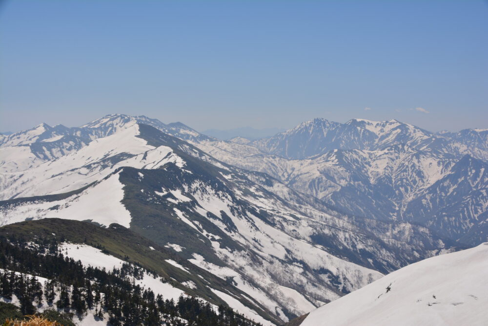 春（残雪期）の巻機山山頂から眺める三国山脈