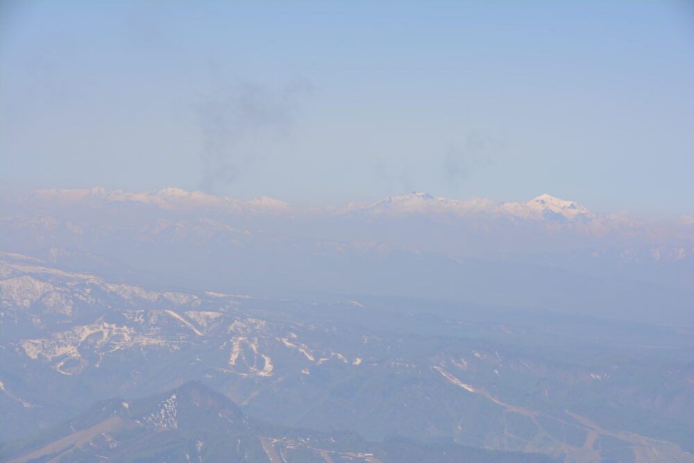 春（残雪期）の巻機山山頂から眺める頚城三山
