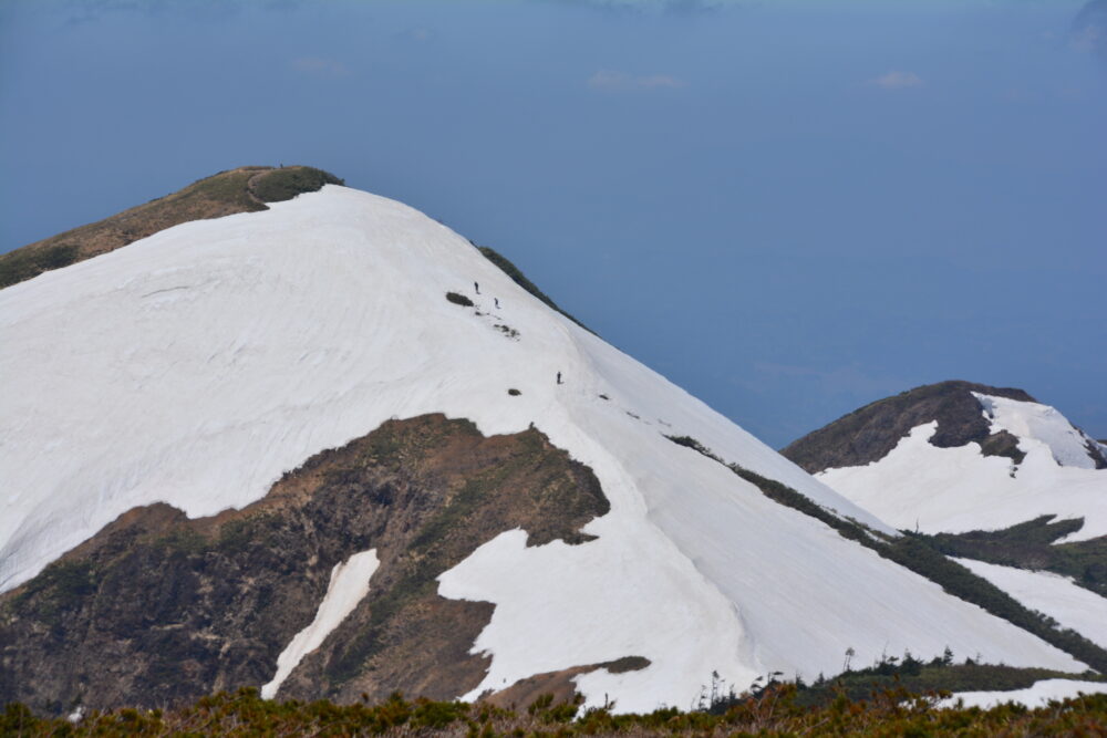 春（残雪期）の巻機山山頂から眺める割引岳