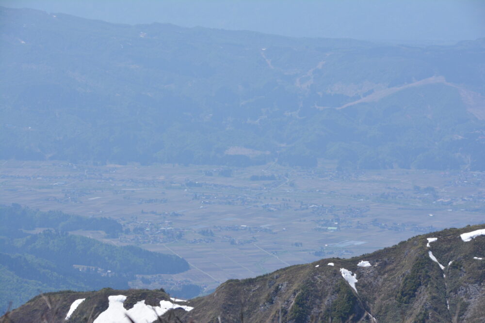 春（残雪期）の巻機山から眺める湯沢市内