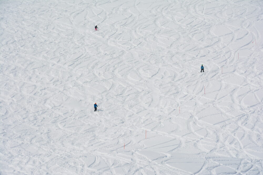 天神平スキー場を滑るスキーヤー
