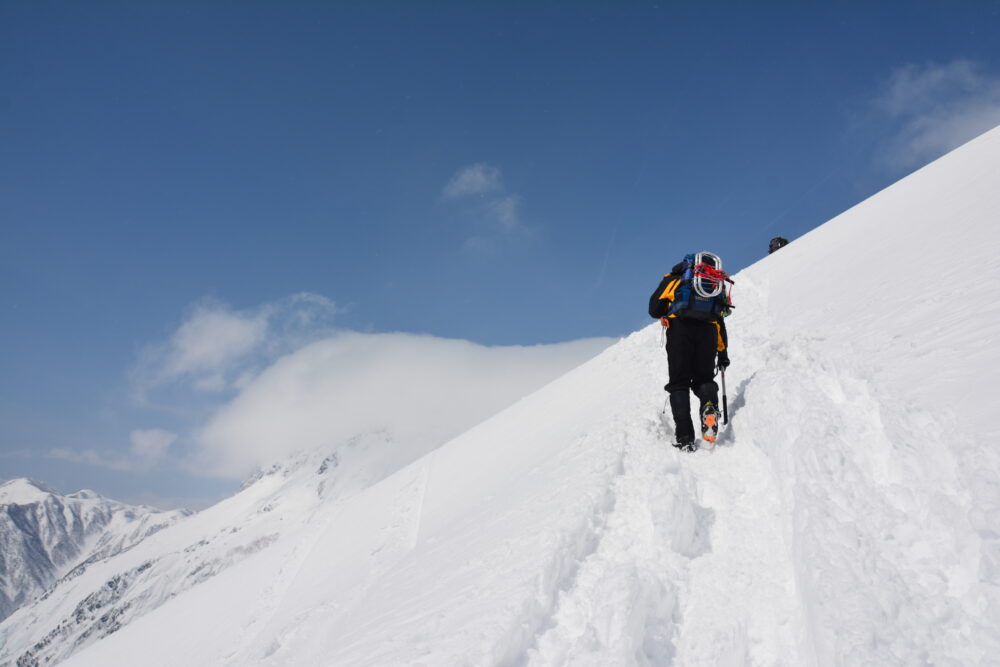 冬の谷川岳登山道を歩く登山者