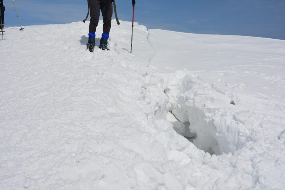 冬の谷川岳登山道と雪の割れ目