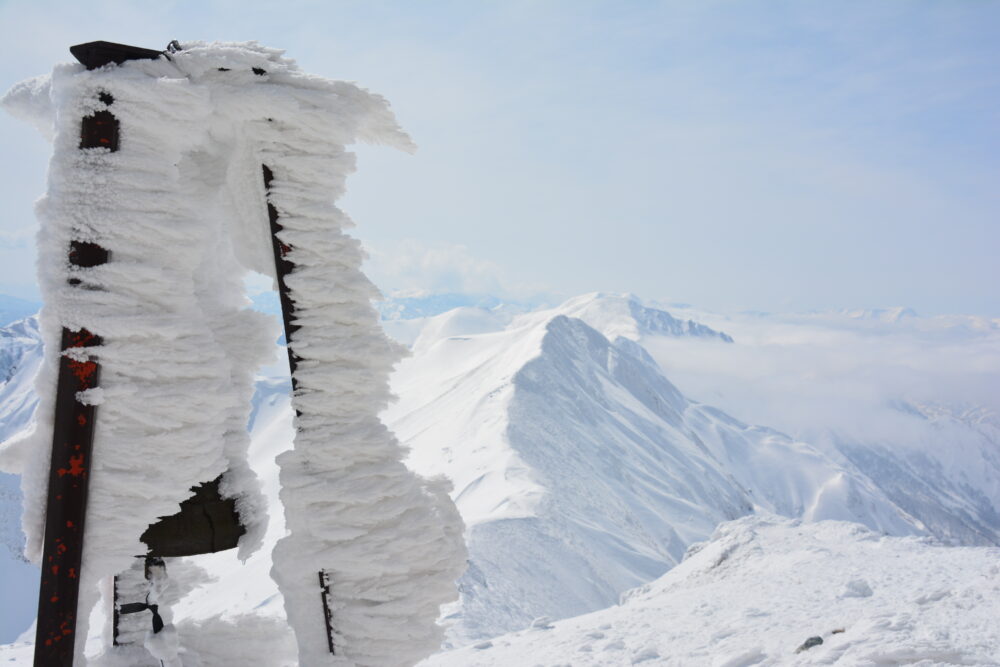 冬の谷川岳肩の小屋前の凍てつく鐘