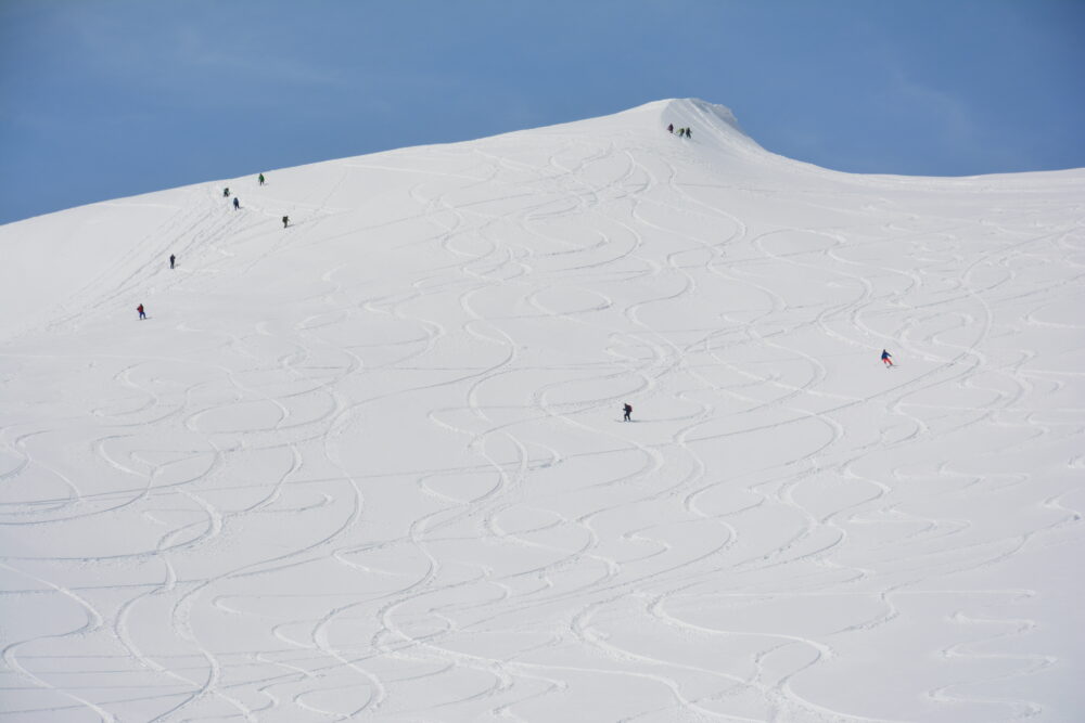 冬の谷川岳を滑るスキーヤー