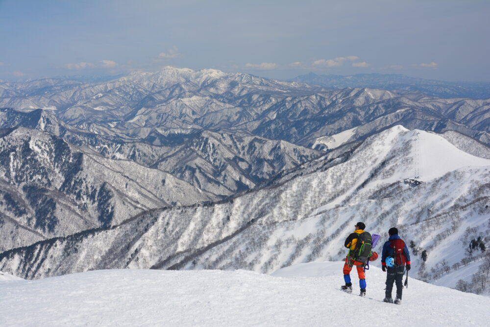 冬の谷川岳の天神尾根を歩く登山者たち