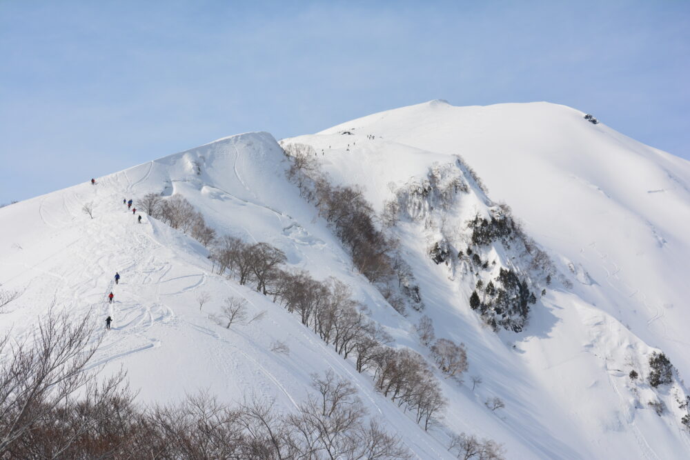 冬の谷川岳の天神尾根を歩く登山者たち