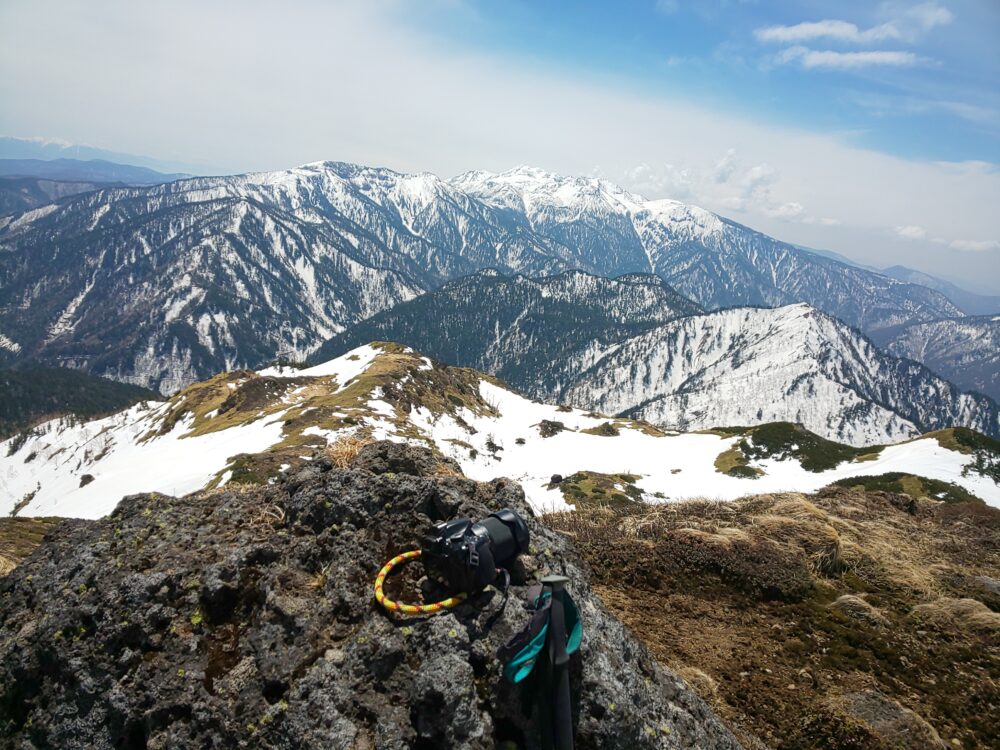 残雪期の焼岳南峰山頂から眺める乗鞍岳