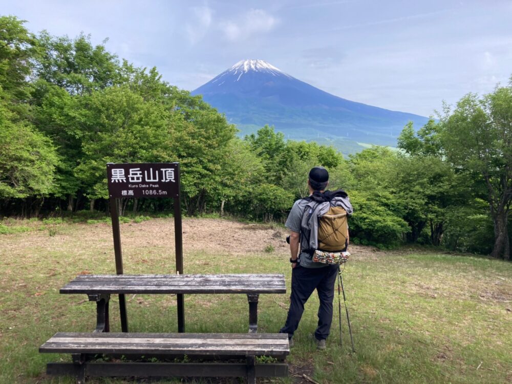 愛鷹山の黒岳山頂と富士山