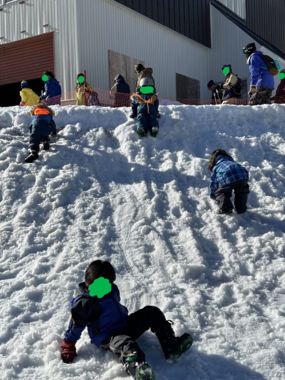 オグナほたかスキー場で遊ぶ子供たち