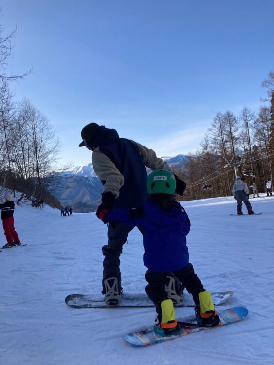 水上宝台樹スキー場で滑る親子