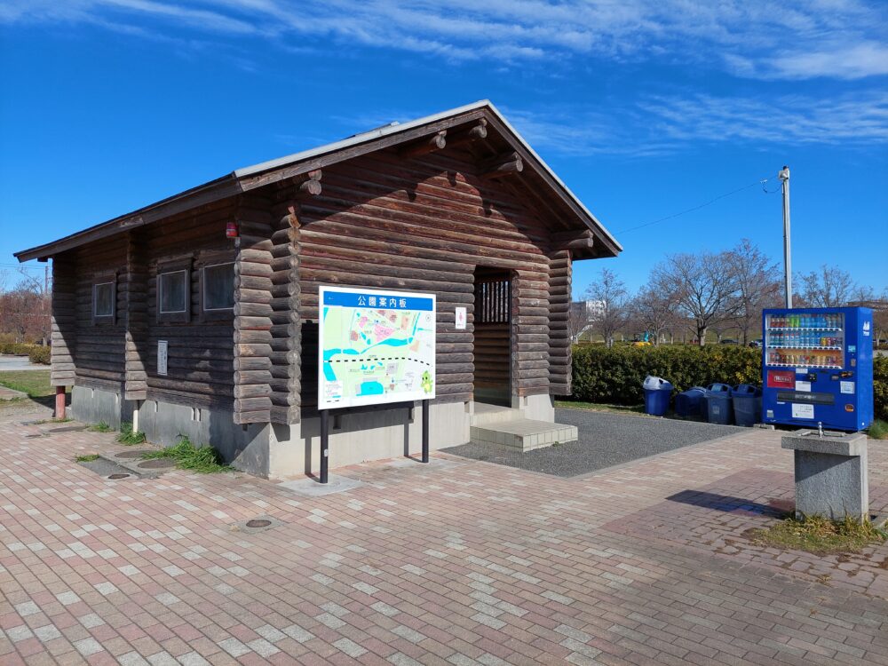 荒川彩湖公園駐車場のトイレと自販機