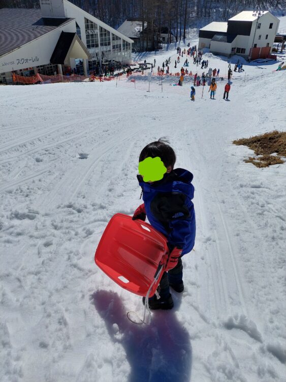 オグナほたかスキー場のキッズパークで遊ぶ子供