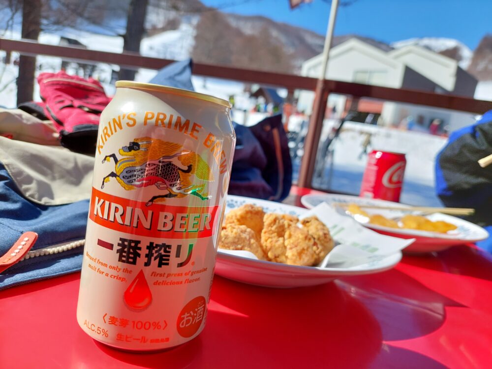 オグナほたかスキー場のカフェめし屋ごはんじょうのテラス席で飲むビール