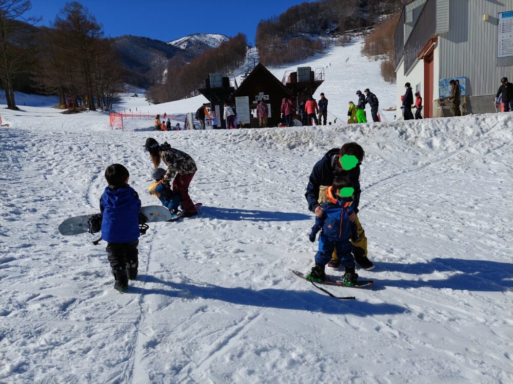 オグナほたかスキー場で遊ぶ子供たち