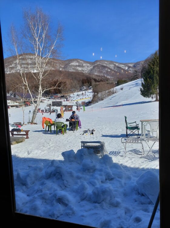 水上宝台樹スキー場のレストランマーモットの店内から眺めるゲレンデ