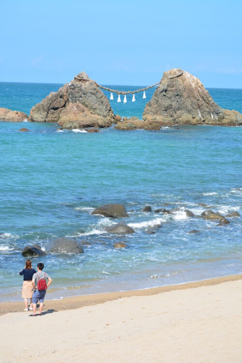 糸島の二見ヶ浦海岸にある夫婦岩とカップル