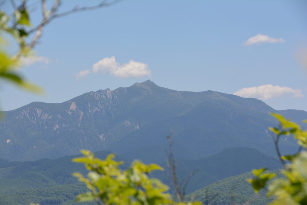 茅ヶ岳の登山道から見える金峰山