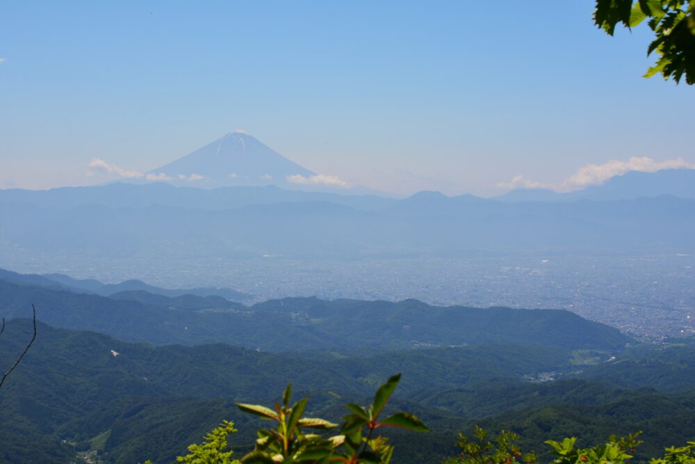 茅ヶ岳の登山道から見える富士山と甲府盆地