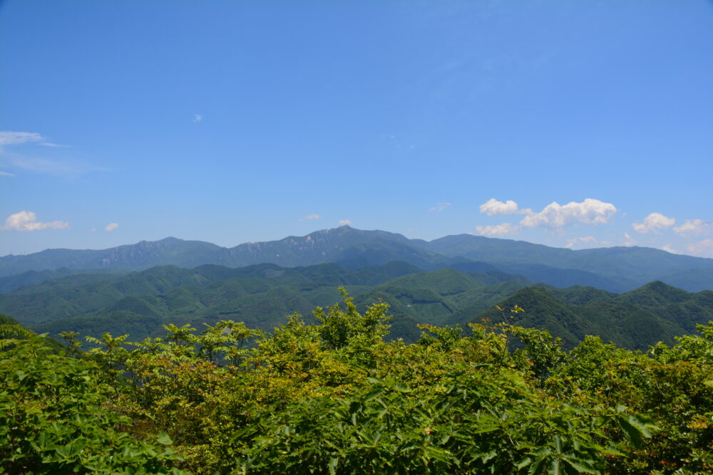 茅ヶ岳山頂から眺める金峰山と瑞牆山