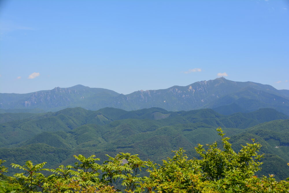 茅ヶ岳山頂から眺める金峰山と瑞牆山