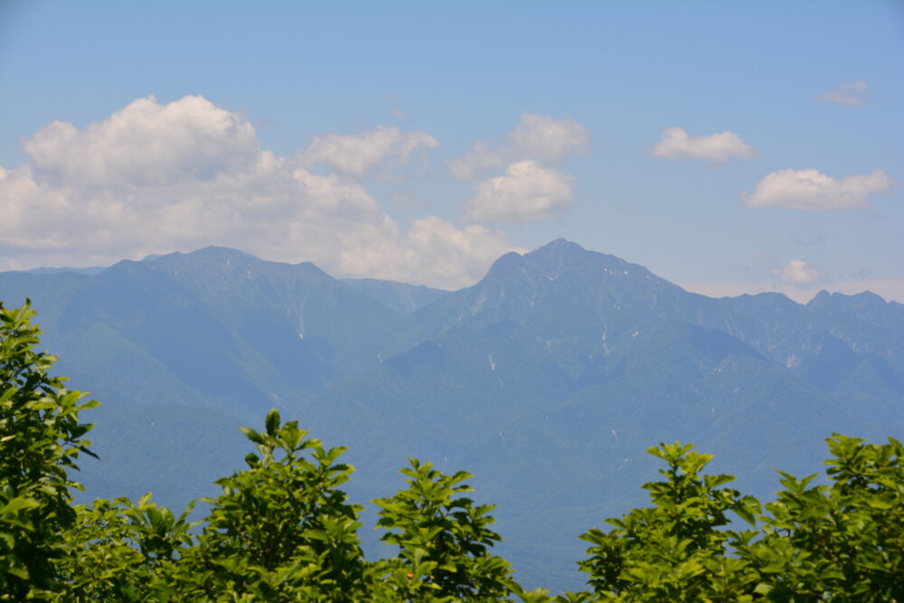 茅ヶ岳山頂から眺める甲斐駒ヶ岳
