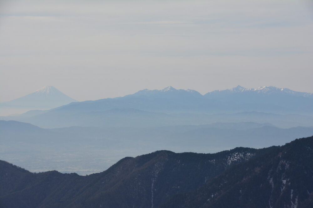 春（残雪期）の燕岳登山道から眺める南アルプスと富士山