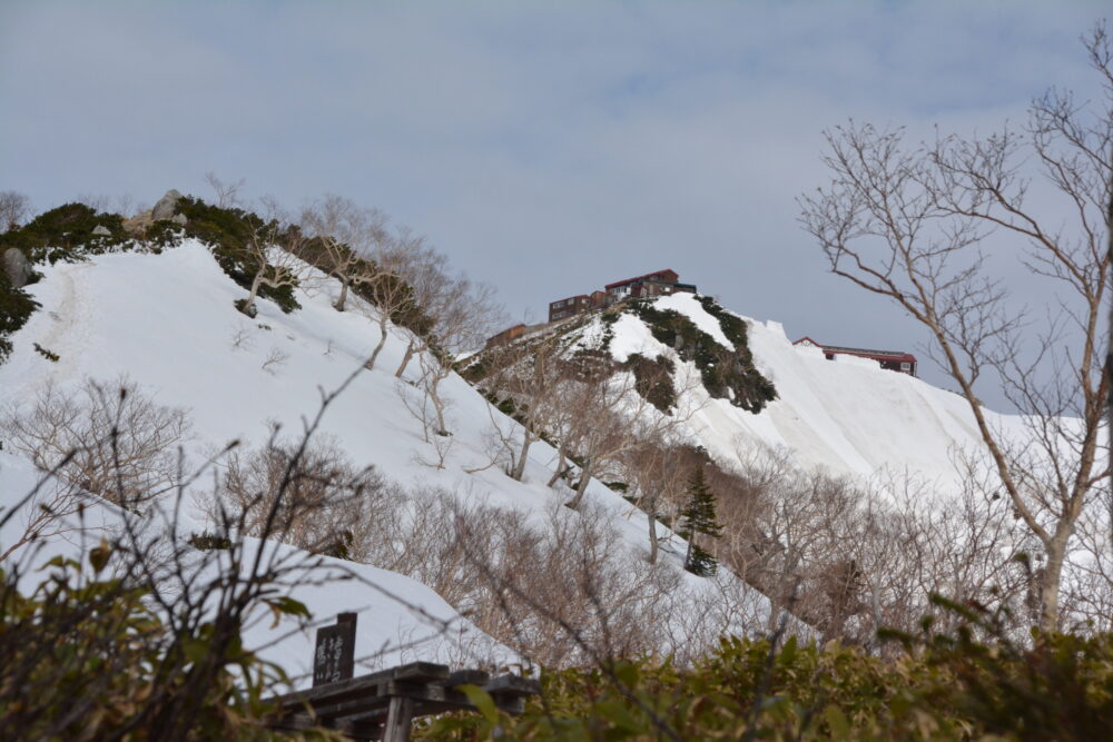 春（残雪期）の燕岳登山道から眺める燕山荘