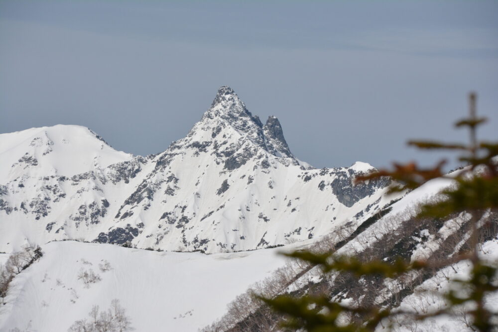 春（残雪期）の燕岳登山道から眺める槍ヶ岳
