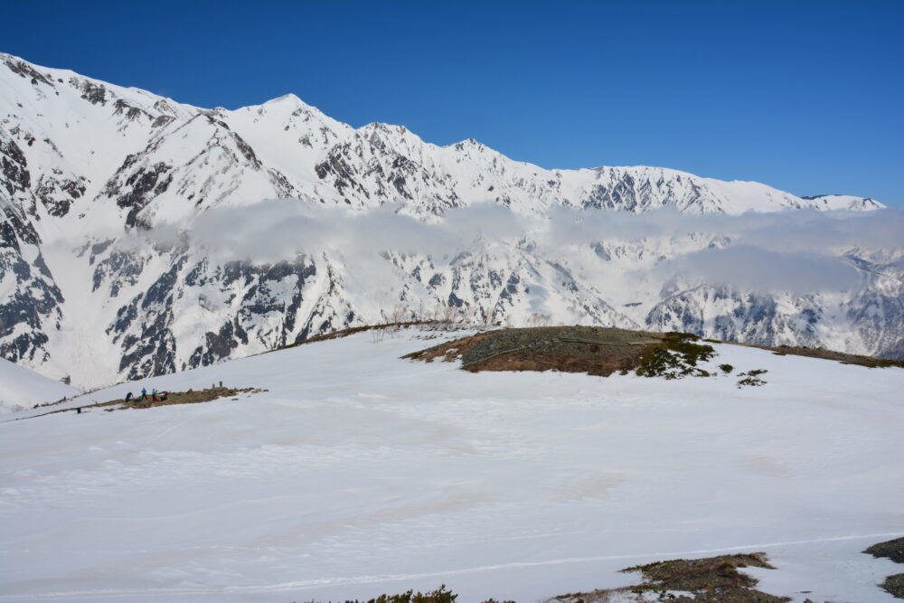 冬の唐松岳の八歩池と白馬三山
