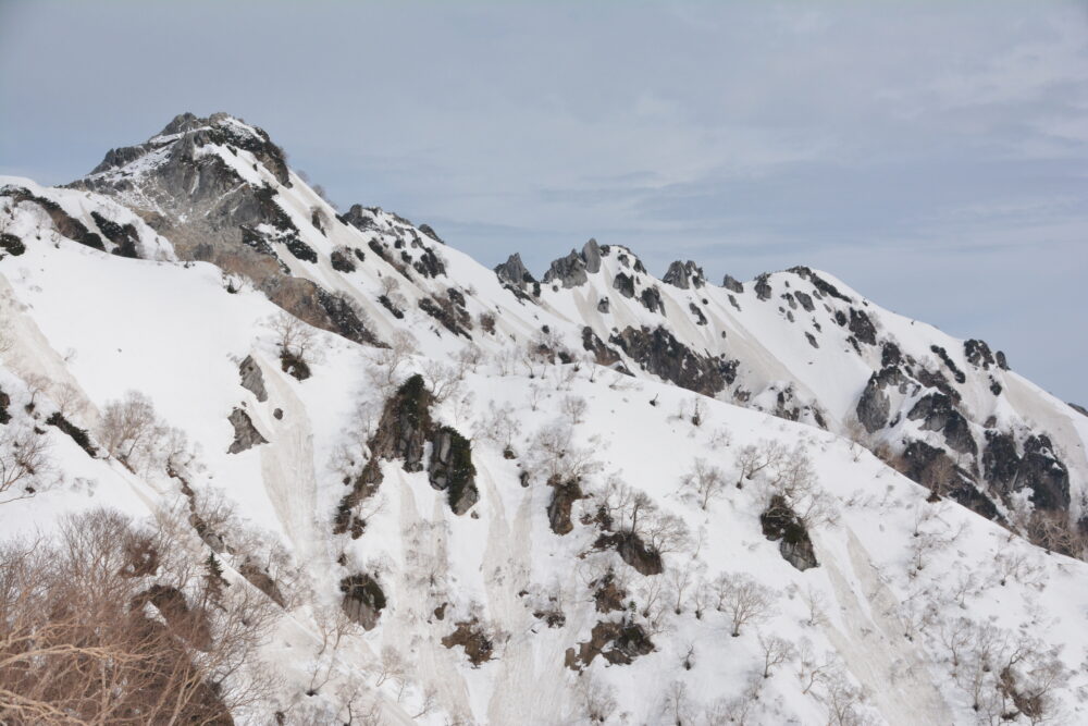 春（残雪期）の燕岳の稜線
