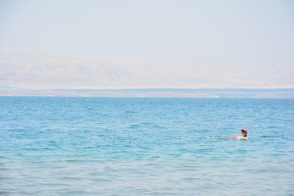 ヨルダン側の死海にあるアンマンビーチで浮いてる人