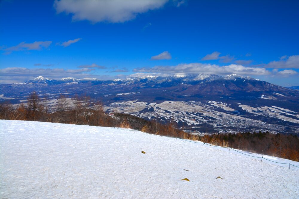 冬の入笠山山頂から八ヶ岳を眺める