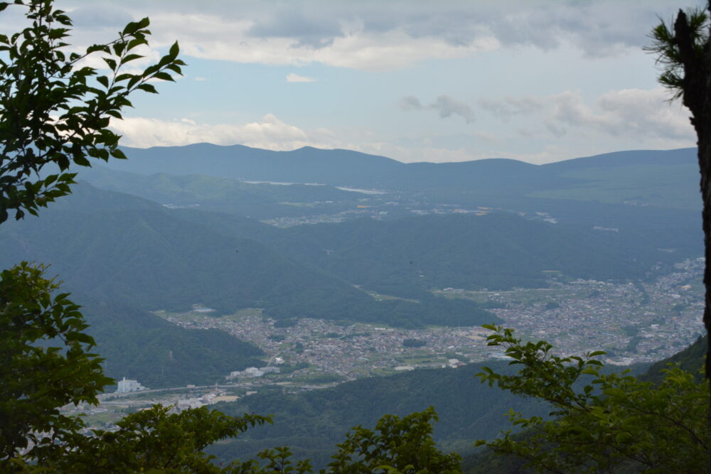 三ツ峠山荘から眺める富士吉田市内と向こうに山中湖