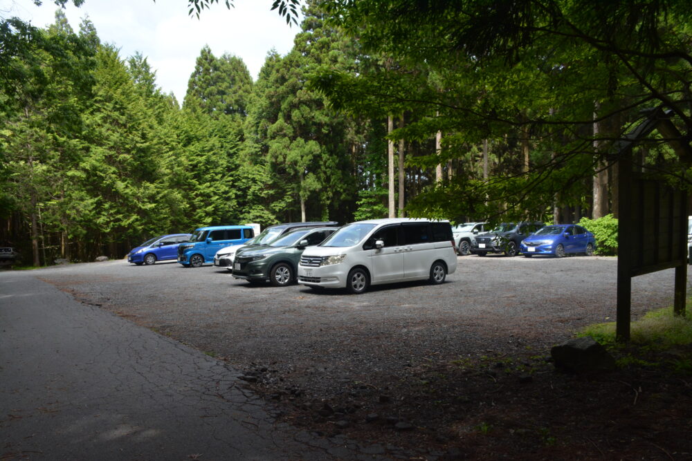 愛鷹山の山神社駐車場
