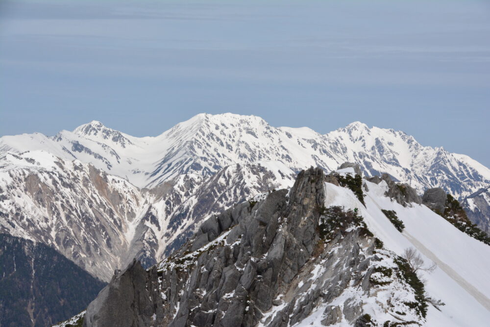 春（残雪期）の燕岳山頂から眺める立山と剱岳