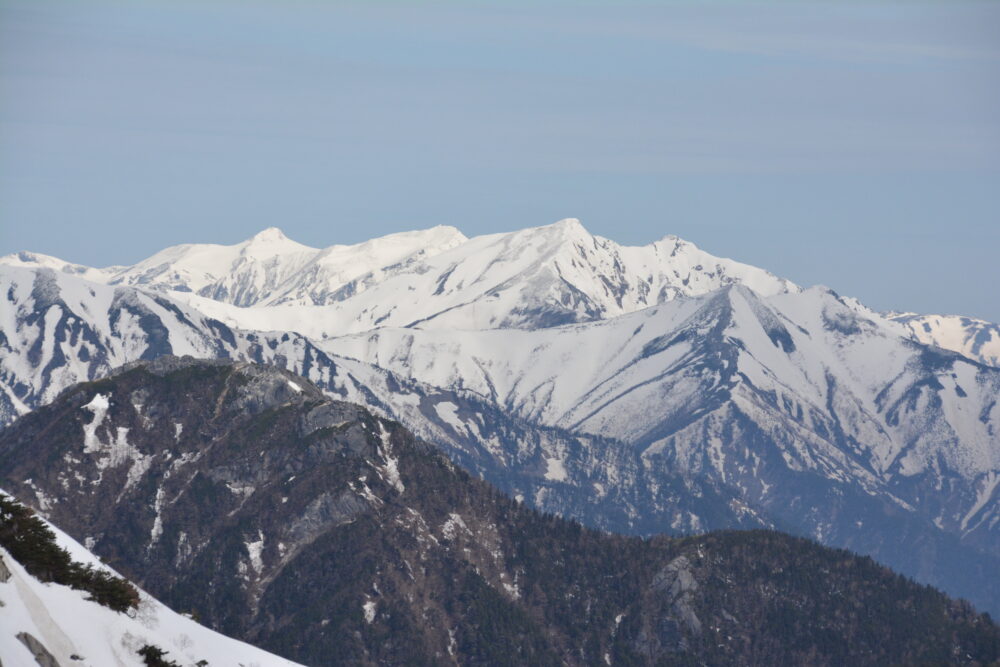 春（残雪期）の燕岳山頂からの眺め