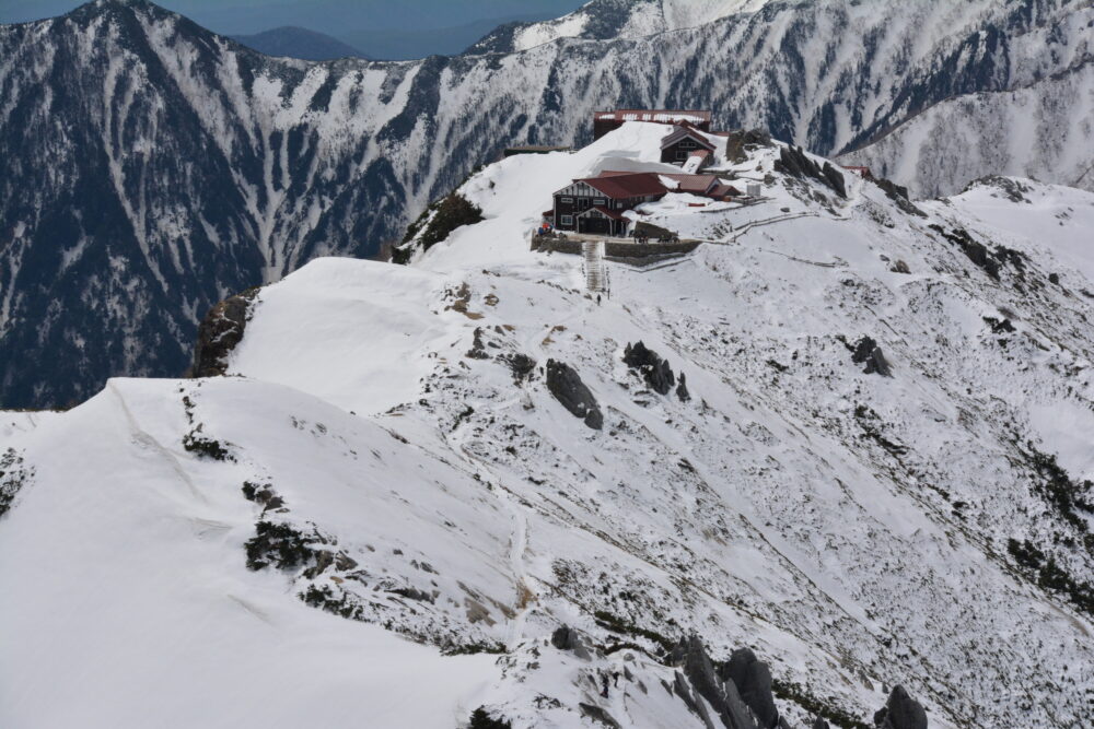 春（残雪期）の燕岳山頂から眺める燕山荘