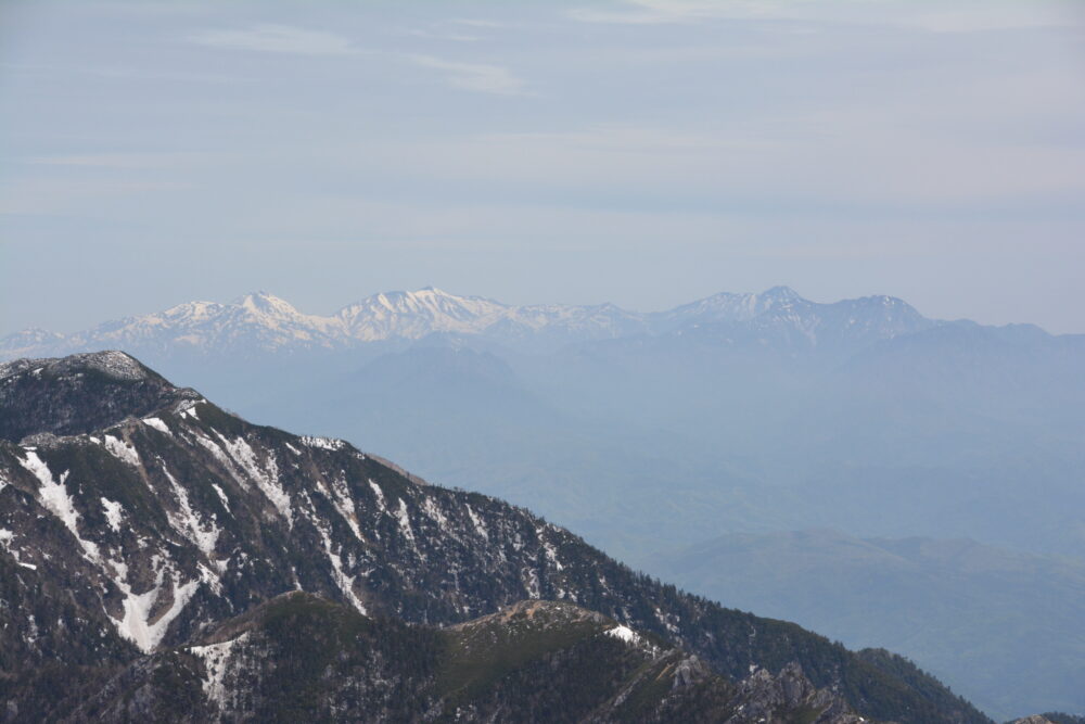 春（残雪期）の燕岳山頂から眺める頚城三山
