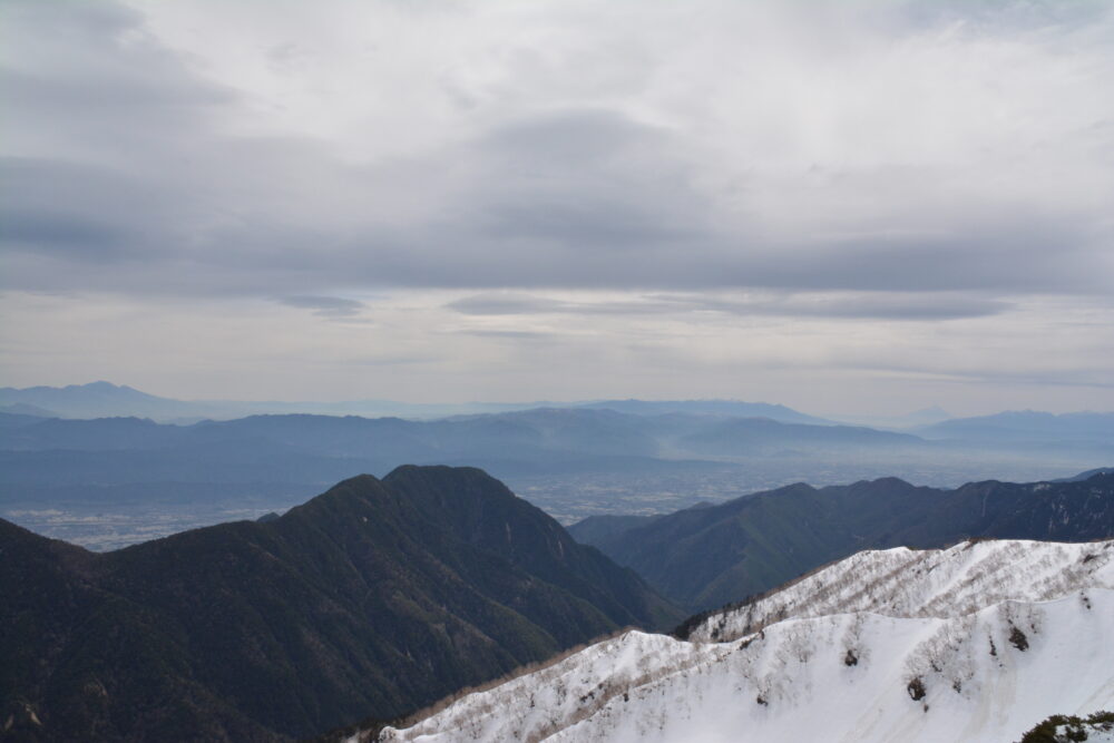 春（残雪期）の燕岳山頂からの眺め