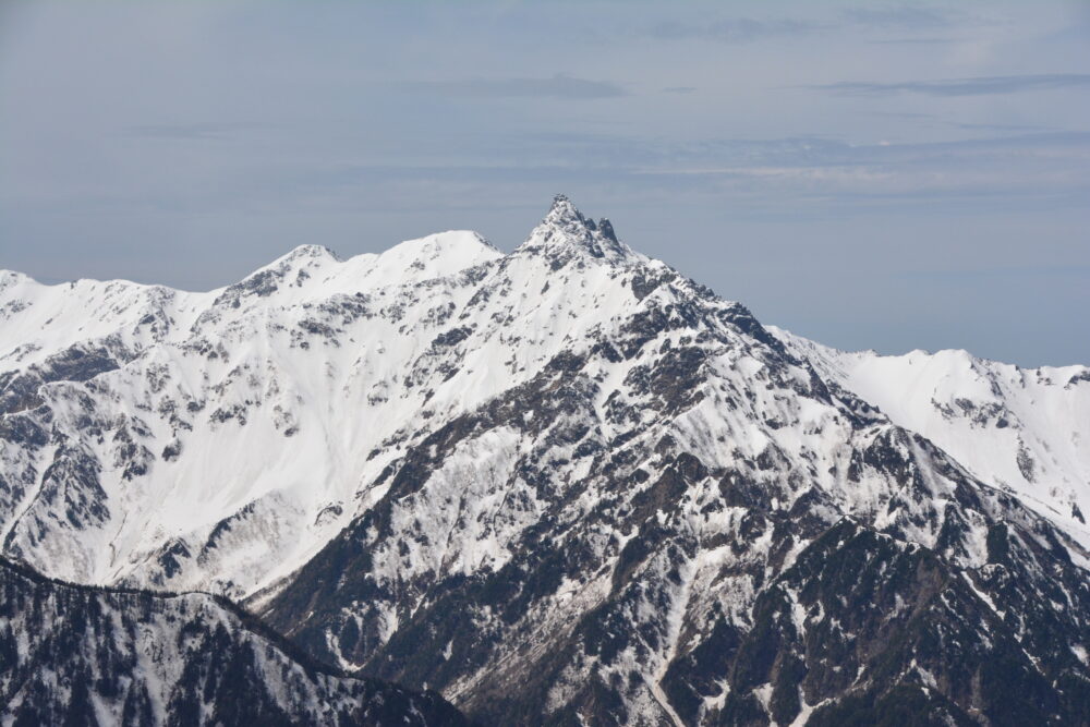 春（残雪期）の燕岳山頂から眺める槍ヶ岳