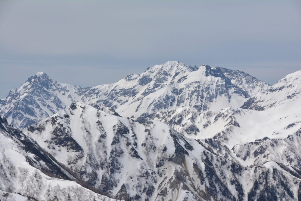 春（残雪期）の燕岳山頂から眺める穂高連峰