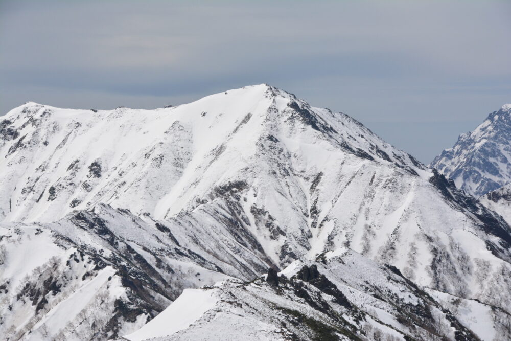 春（残雪期）の燕岳山頂から眺める大天井岳