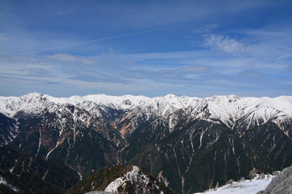 春（残雪期）の燕岳山頂から眺める裏銀座・北アルプス最深部の山々