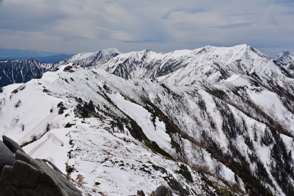 春（残雪期）の燕岳山頂から眺める表銀座の稜線