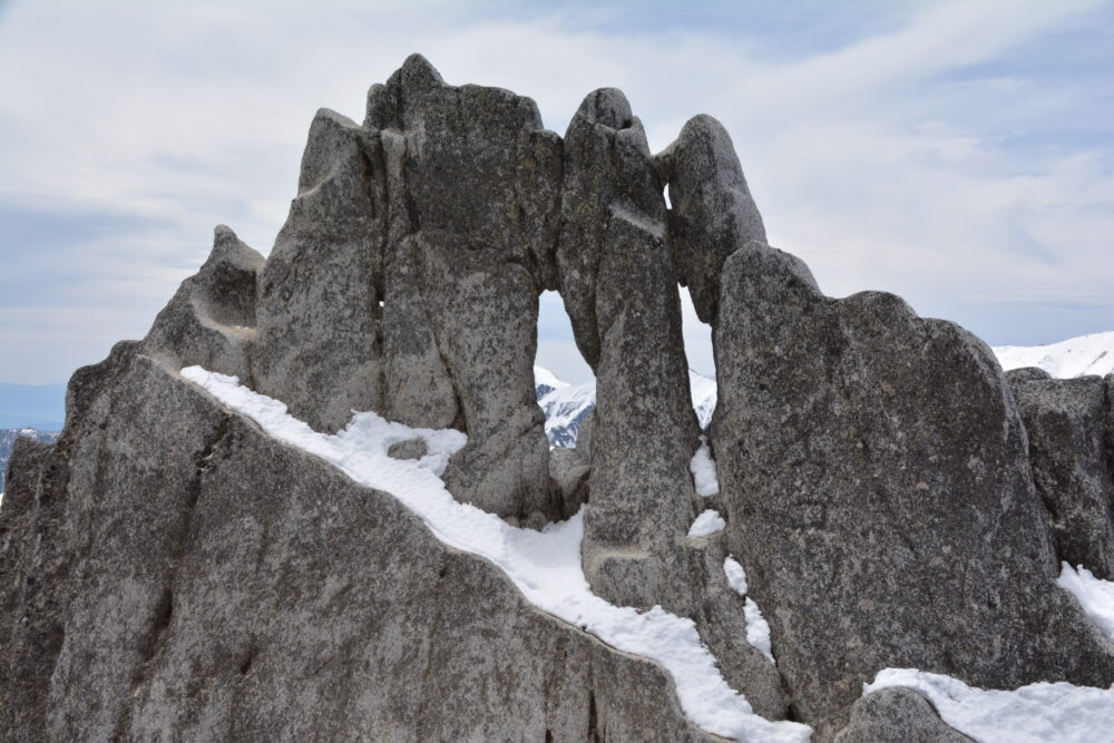 春（残雪期）の燕岳のメガネ岩