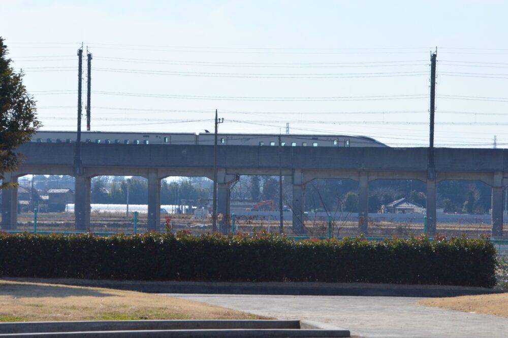 鴻巣市上谷総合公園親水広場から見る新幹線